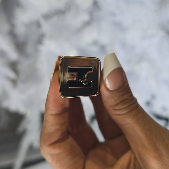 Hourglass Unlocked Satin Lipstick 330 - Picture 4 of 7